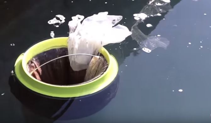 Cubo de basura para descontaminar el mar