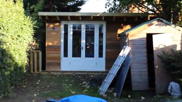 Marido construye casa en el patio trasero